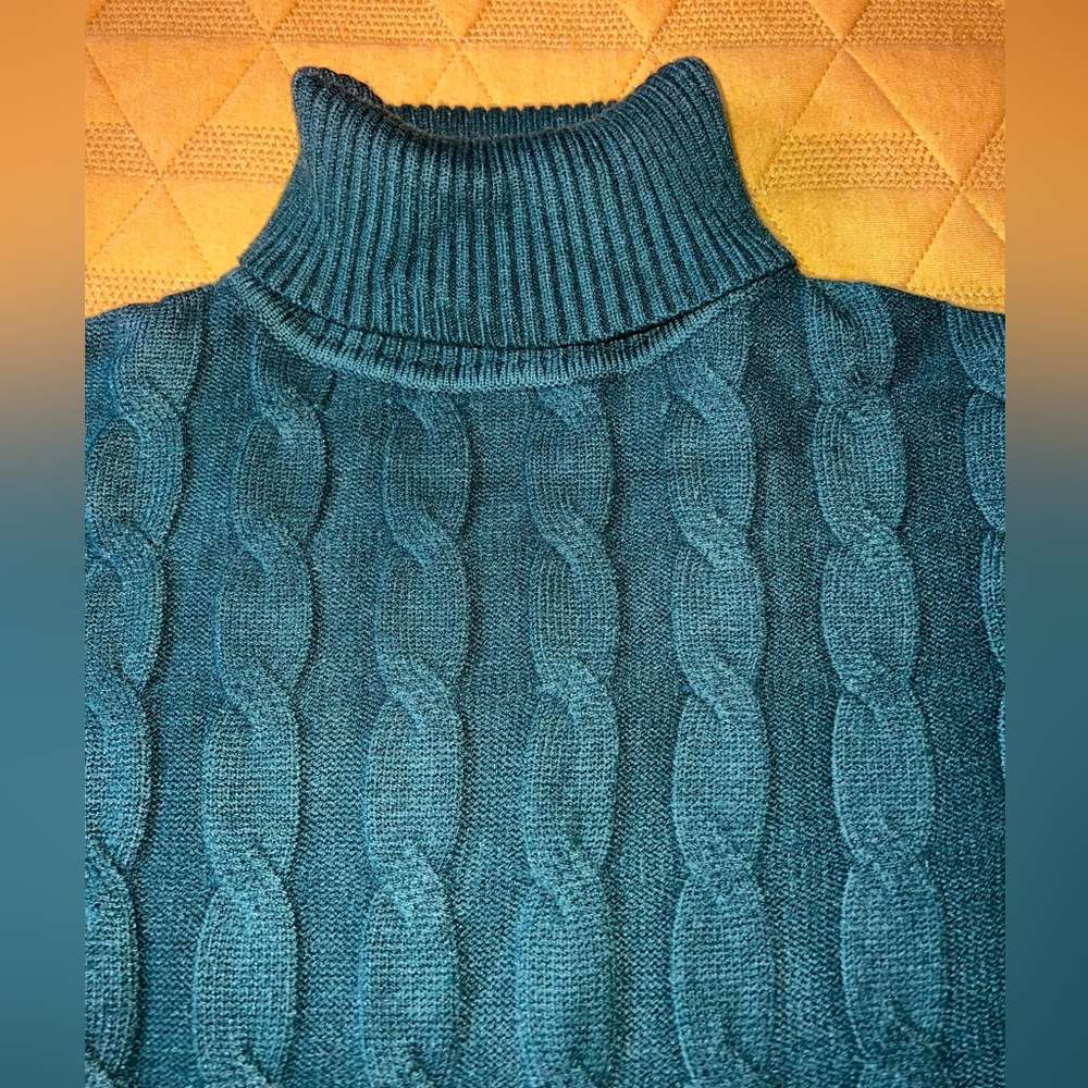 Emerald green turtle neck size L , (men) by Coofandy